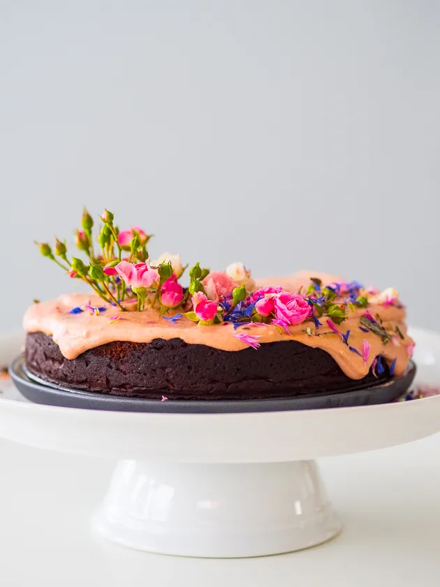 Pinker Schokokuchen mit Rote Bete Creme für September Geburtstag