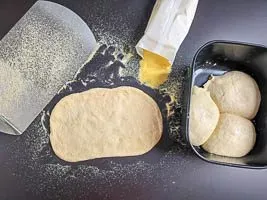 Pinsa-Teig zu Kugeln formen und anschließend Pinsa-Fladen formen