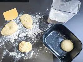 Pinsa-Teig zu Kugeln formen