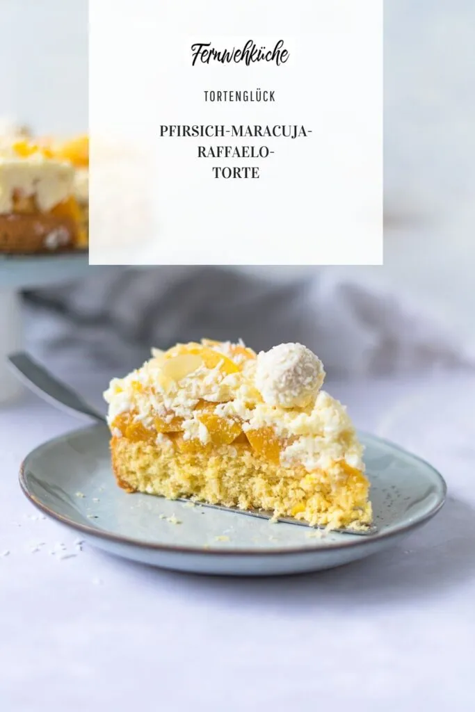 Pinterest-Bild: Pfirsich-Maracuja-Raffaelo-Torte mit angeschnittenem Stück auf weißem Teller