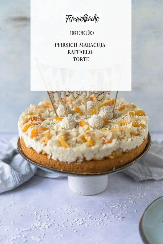 Pinterest-Bild: Pfirsich-Maracuja-Raffaelo-Torte mit hellem Hintergrund und Dekor