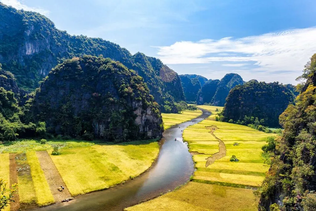 Pittoreske Flusslandschaft von Tam Coc in Ninh Binh, oft als &quot;Halong Bucht an Land&quot; bezeichnet