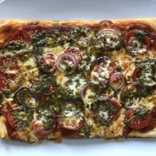 Pizza mit Tomate, Mozzarella &amp; Pesto aus der OptiGrill Backschale