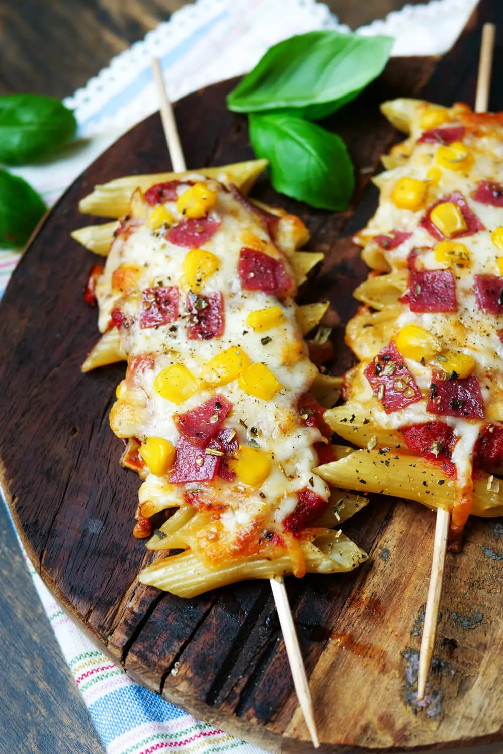 Pizza-Pasta-Sticks mit Mais, Salami und Käse überbacken, ein kreatives Kindergericht