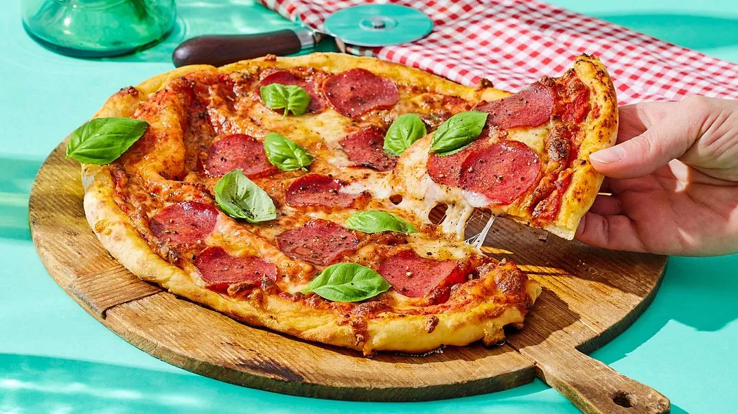 Pizza Salami mit doppeltem Käseboden