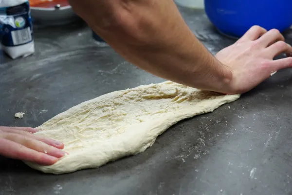 Pizzateig richtig kneten für eine elastische Konsistenz