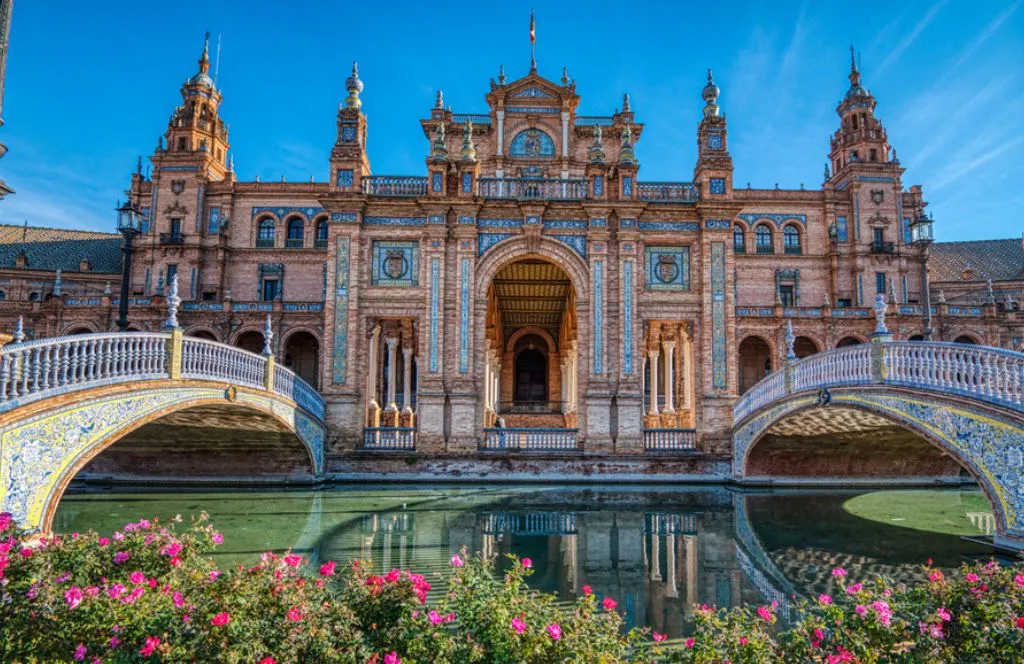 Plaza de España in Sevilla mit blühenden Blumen im April, ein top Reiseziel für Kultur und Sonne