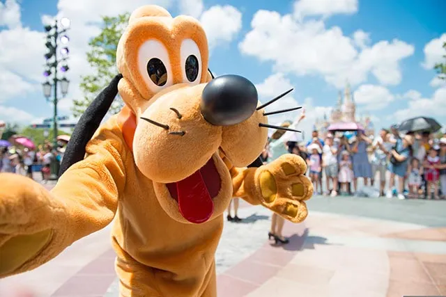 Pluto, der liebenswerte Disney-Hund, als Maskottchen im Disneyland Paris