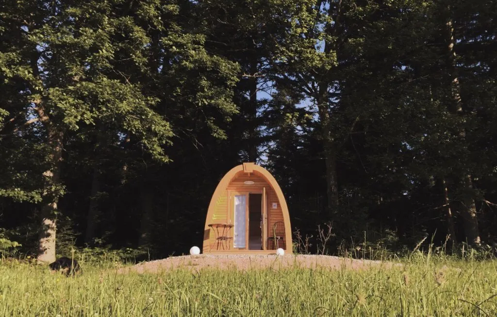 Podhaus im Schwarzwald, eine kleine Holzhütte mit Veranda am Waldrand