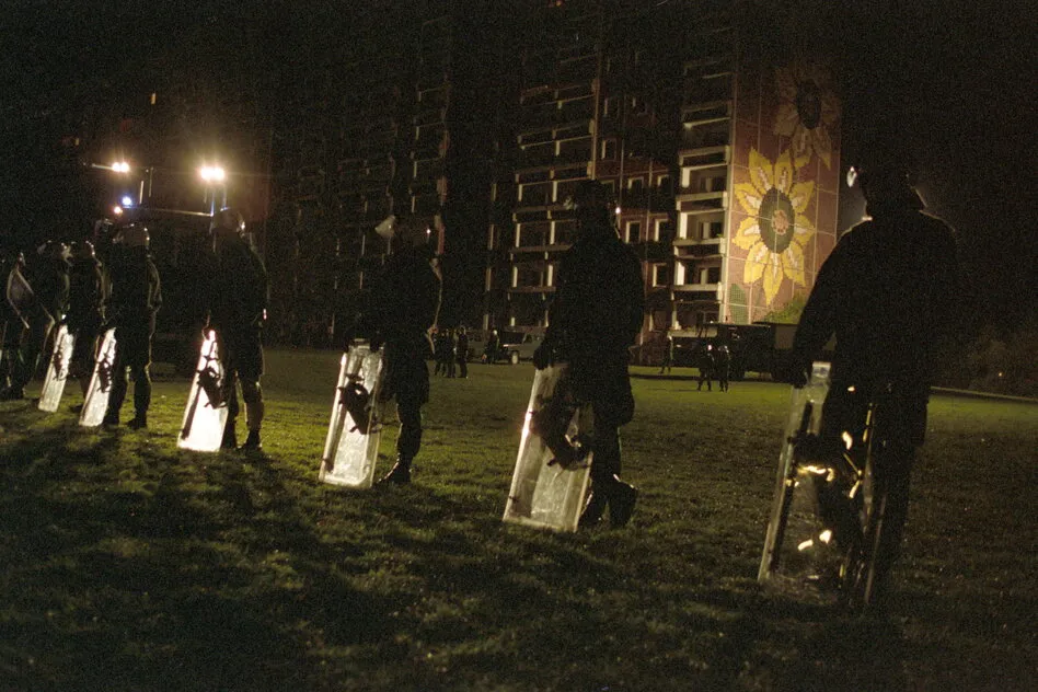 Polizeieinsatz nach den Ausschreitungen am abgebrannten Asylbewerberheim in Rostock-Lichtenhagen 1992