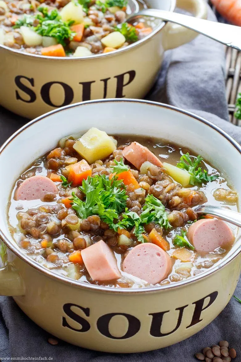 Portion bester vegetarischer Eintopf mit Linsen, Kartoffeln und Möhren