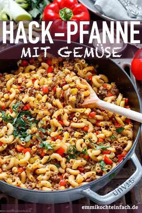 Portion der schnellen Hackfleischpfanne mit Nudeln und bunten Gemüsesorten in einer weißen Schale.