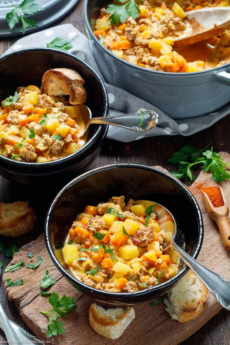 Portion eines einfachen Bauerntopfs mit Hackfleisch, Lauch und Kartoffeln, servierfertig