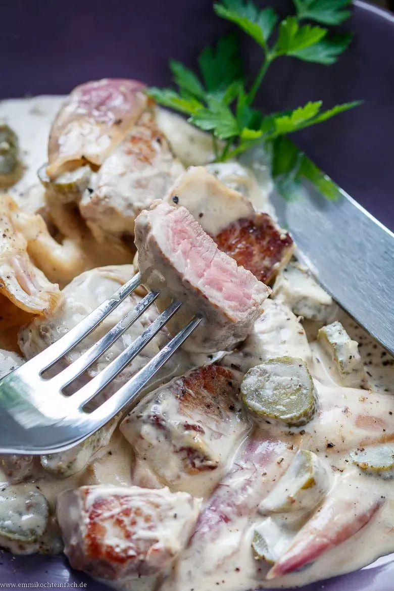 Portion Rahm-Rinderfilet Stroganoff mit Bandnudeln und Petersilie garniert