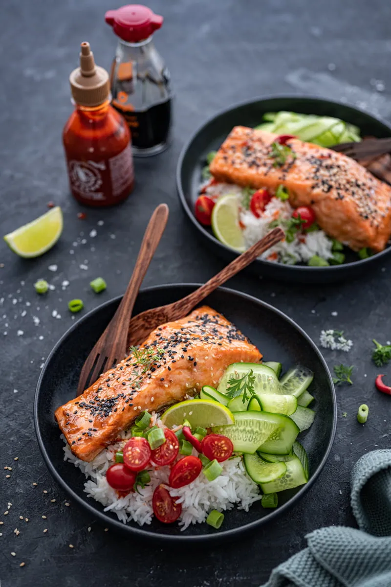 Portionen von Asia Lachs aus dem Ofen auf einem Holzbrett, bereit zum Servieren, ein einfaches und elegantes Asia-Rezept