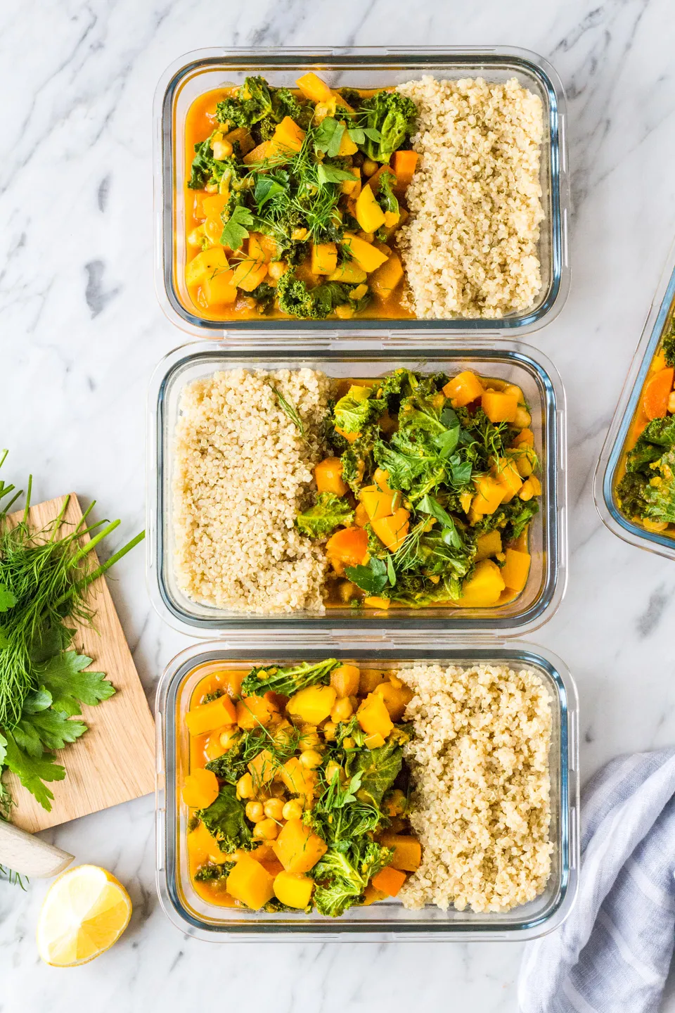 Portionierter Steckrüben-Eintopf in Schalen, bereit für Meal Prep und das Einfrieren