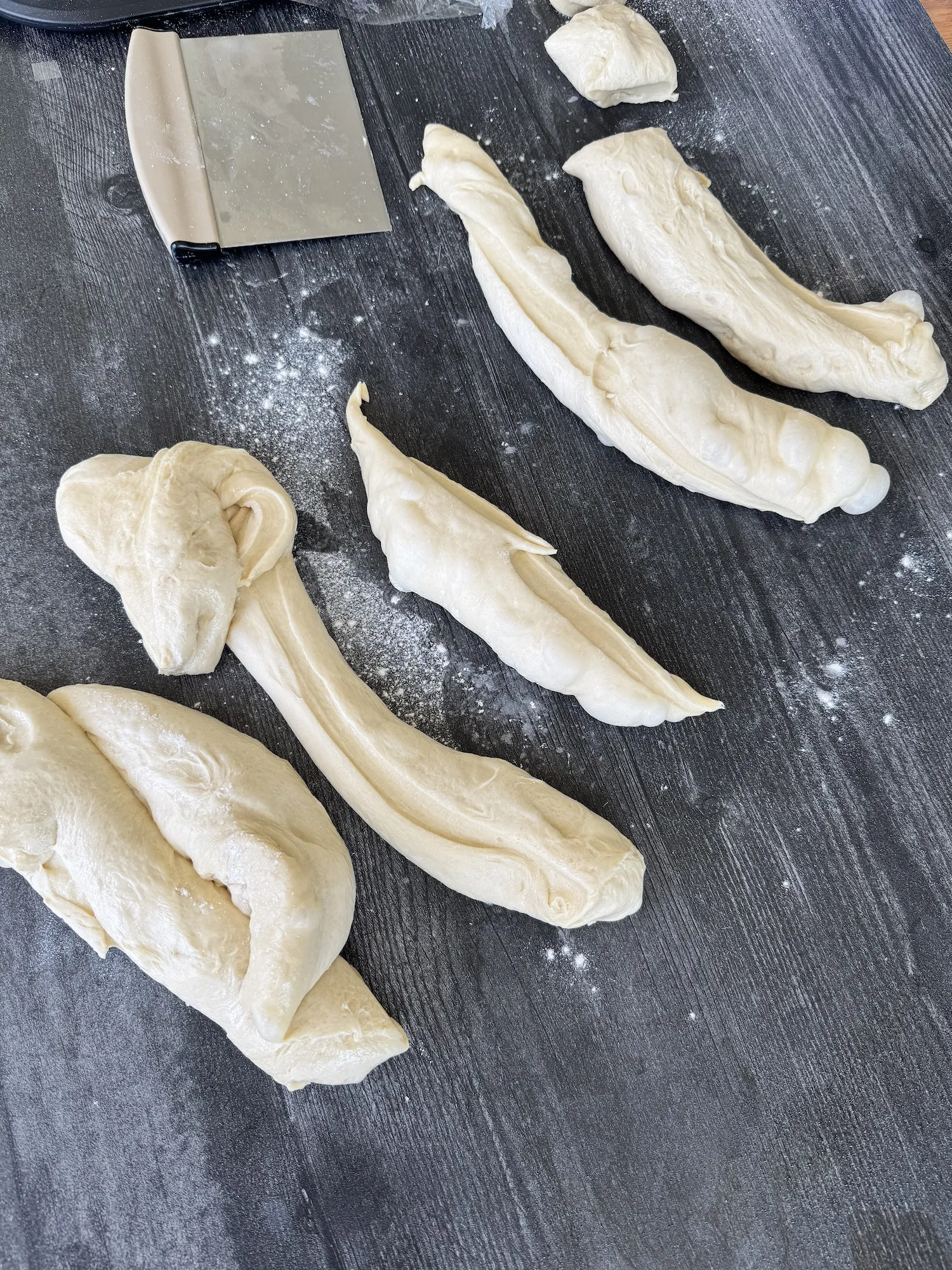 Portionierter Teig für Burger Brötchen auf einer leicht bemehlten Arbeitsfläche