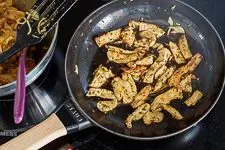 Portionsweise in der Pfanne angebratenes Gyrosfleisch, für eine knusprige Textur und intensive Röstaromen