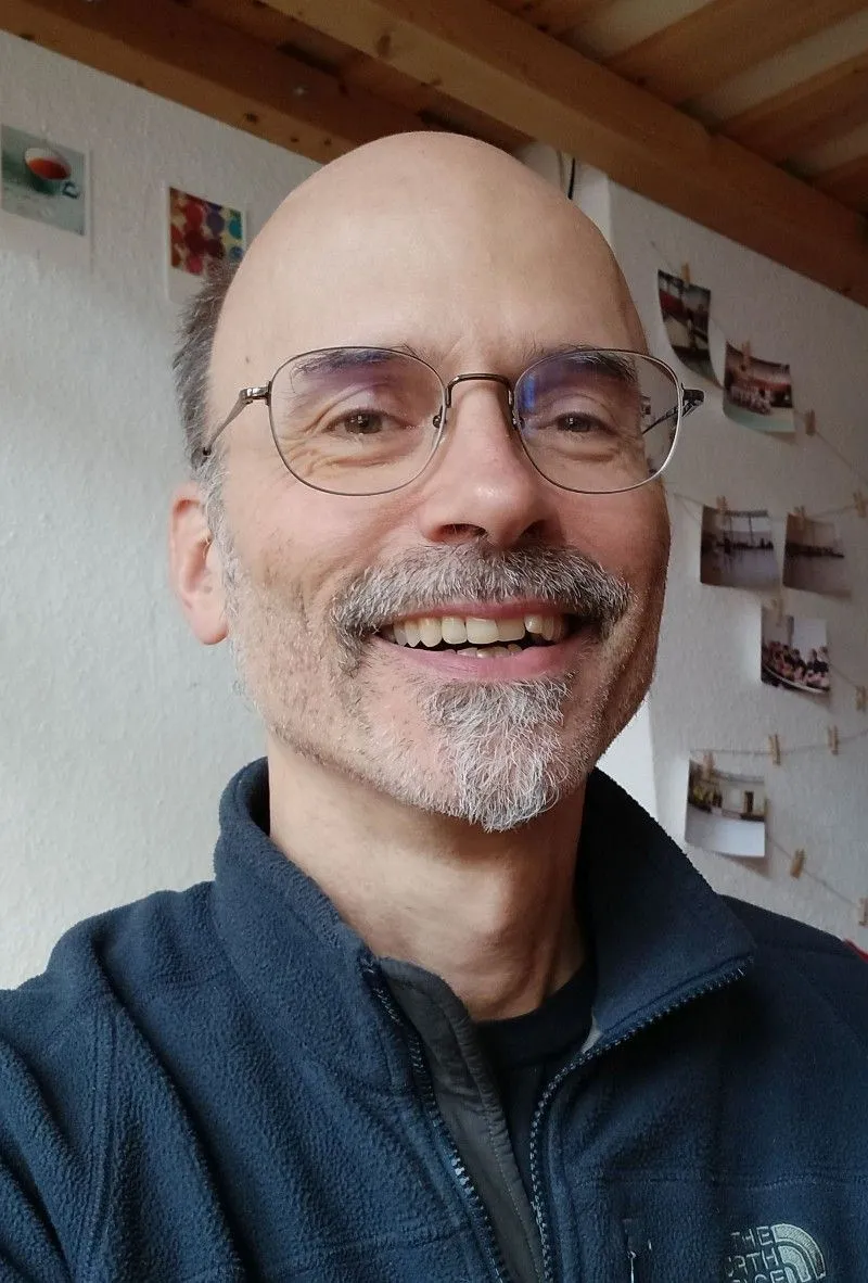 Portrait von Thoralf Schott, erfahrenem Dozenten für IT-Kurse und den Excel Intensivkurs bei der Bremer Volkshochschule.