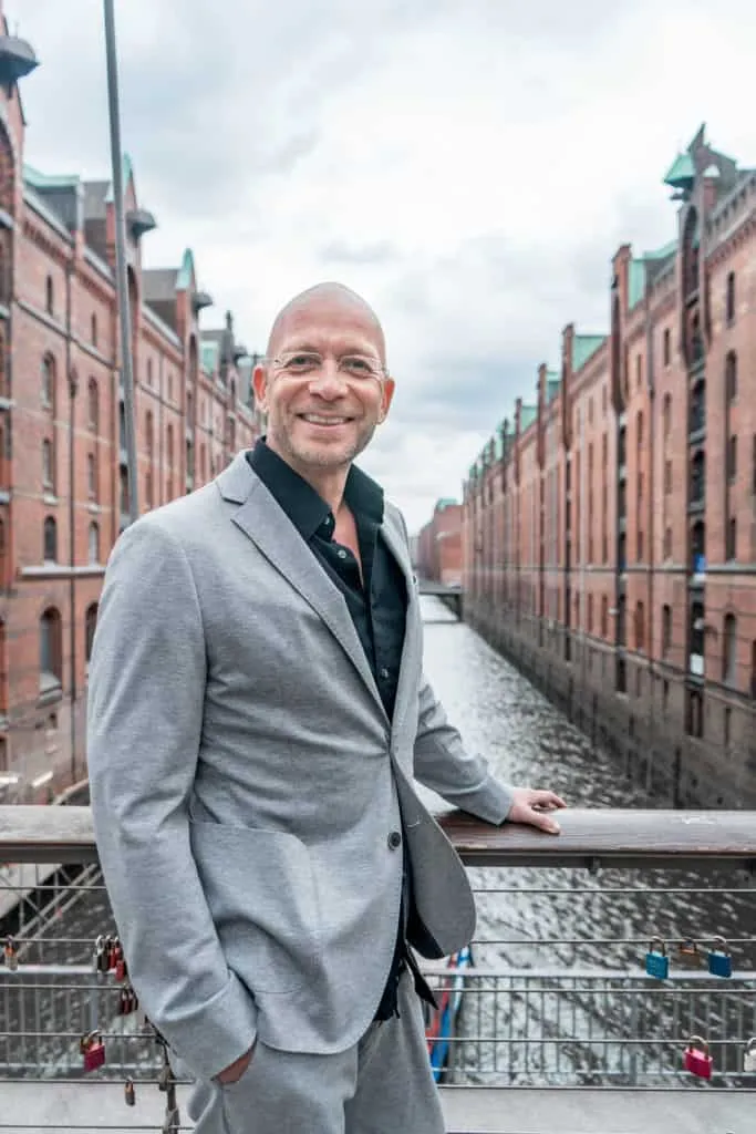 Porträt von Eric Hegmann, Paartherapeut und Single-Coach von Parship