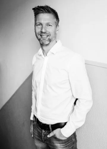 Porträtfoto von Jürgen Lehmann, dem Geschäftsführenden Gesellschafter der CAD-Agentur Lehmann GmbH, in Schwarz-Weiß.