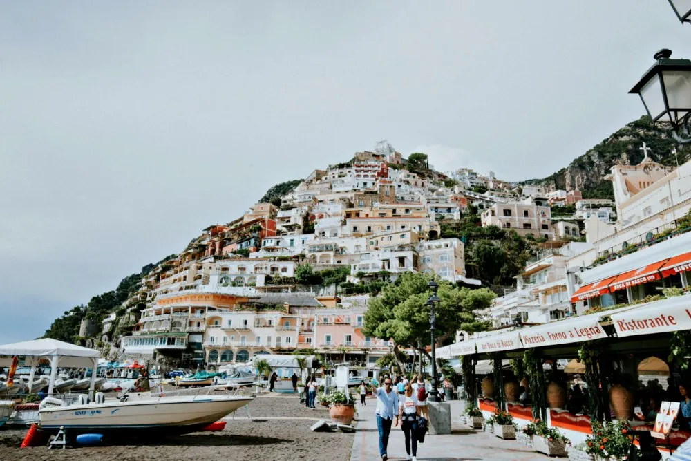 Positano, das berühmte Fischerdorf der Amalfiküste, bei Sonnenlicht