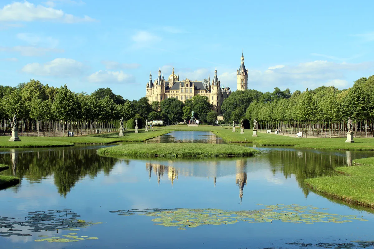 Postkartenblick: der Schlossgarten mit Blick auf das Schweriner Schloss