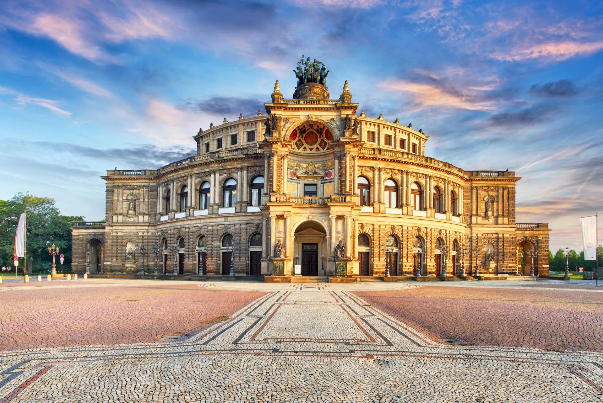 Prachtvolle Semperoper in Dresden, Deutschland, ein kulturell reicher Urlaubsort