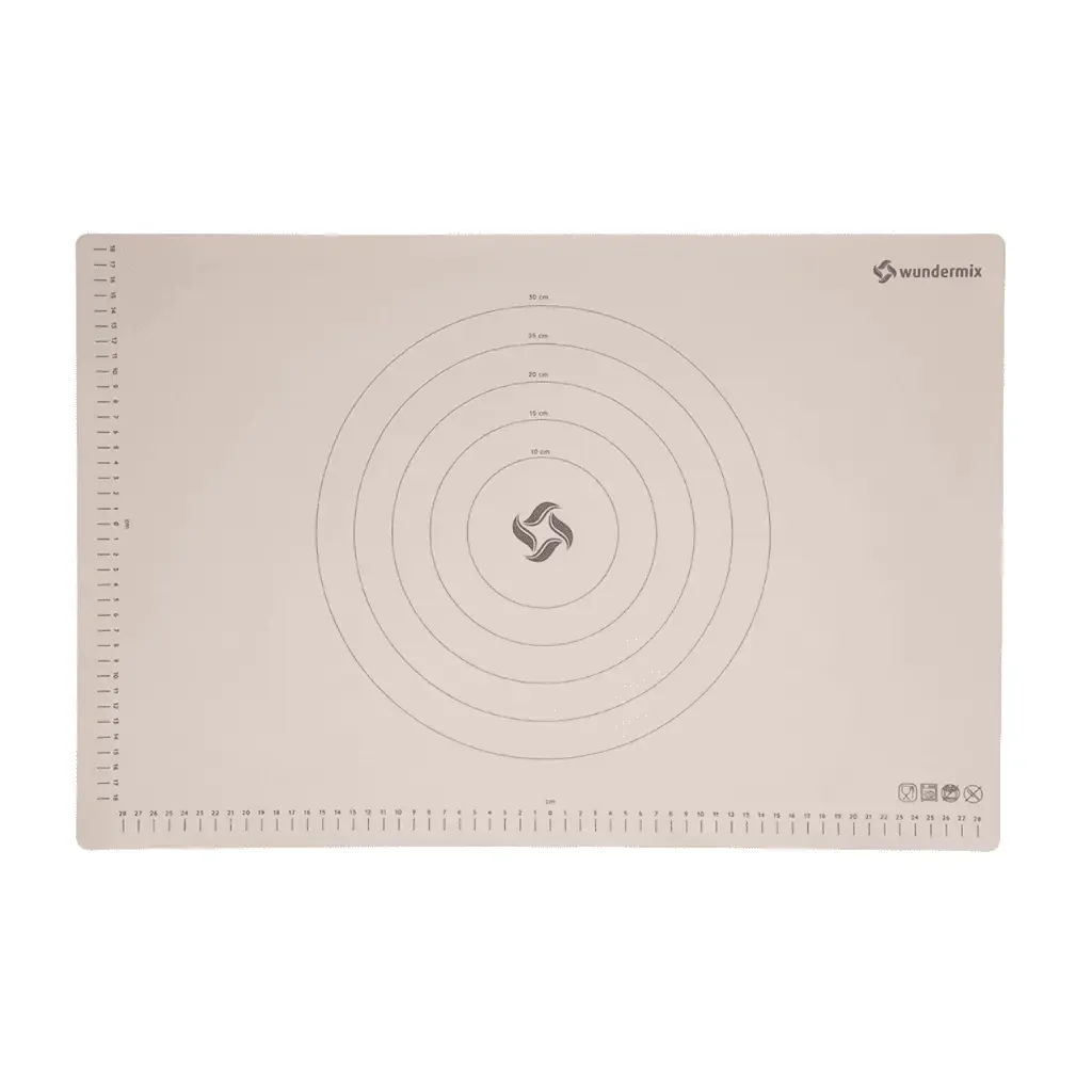 Praktisches Backzubehör wie Teigschaber und Waage für die Brötchenzubereitung.