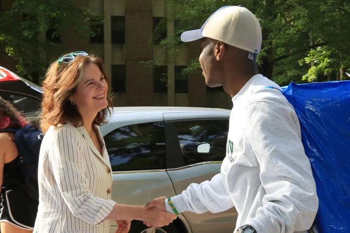 Präsidentin Katherine A. Rowe begrüßt neue Studierende und ihre Familien beim Einzug.