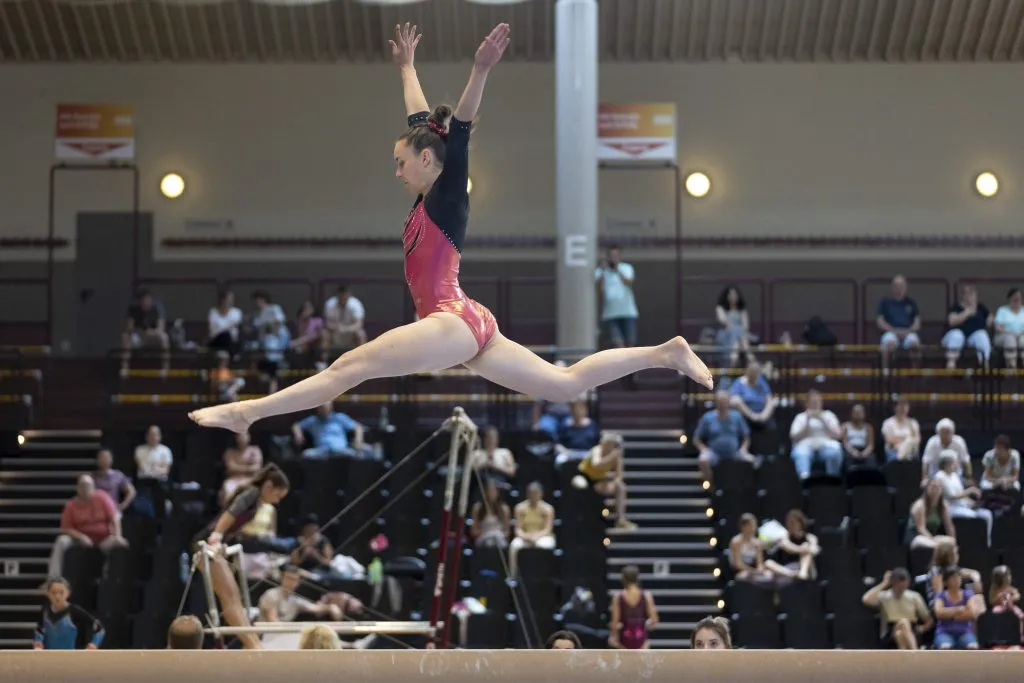 Präzise Landung nach einem Sprung am Sprungtisch.