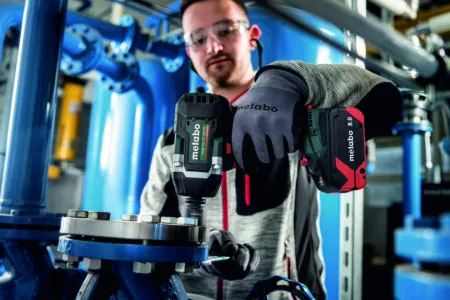 Professionelle Metabo-Akkuwerkzeuge, darunter ein Winkelschleifer, im Einsatz, die von der erhöhten Leistung und Laufzeit der LiHDX Akkutechnologie profitieren