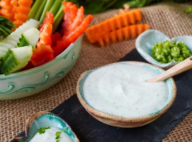 Protein Dip mit Hüttenkäse und frischer Petersilie