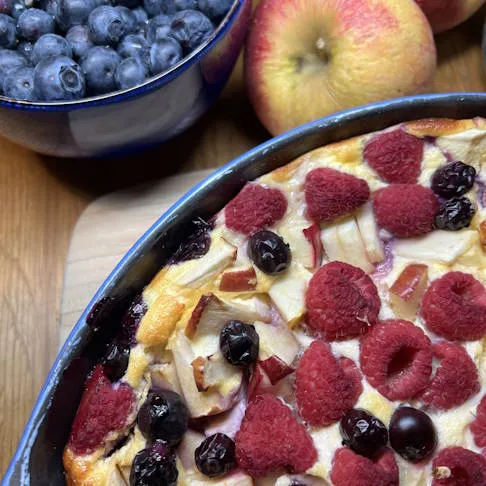 Protein- und vitaminreich: Quarkgratin mit Äpfeln und Beeren, ein leichtes und gesundes Dessert für Arthrose Ernährung Rezepte.