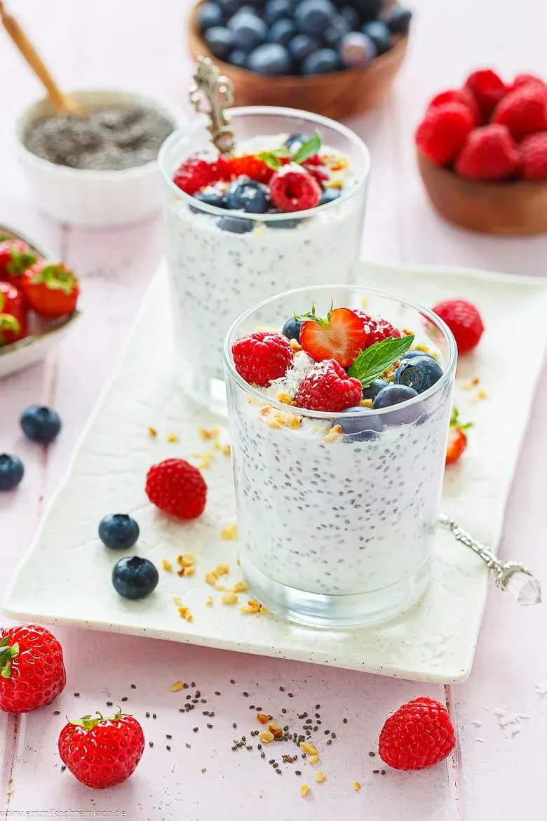 Pudding mit Beeren serviert