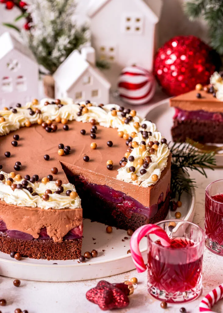 Punschtorte mit Schokomousse und Sauerkirschen. Emmas Lieblingsstuecke