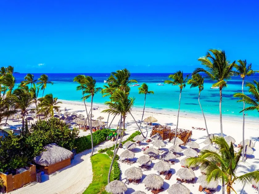 Punta Cana mit weitläufigem Sandstrand, Palmen und türkisblauem Meer