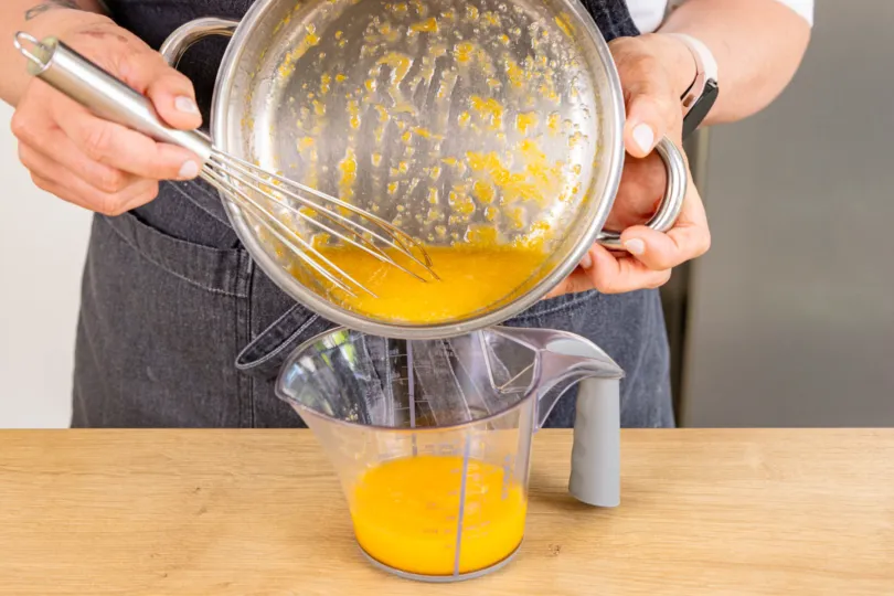 Püree-Gelatine-Mischung mit übrigem Püree vermengen