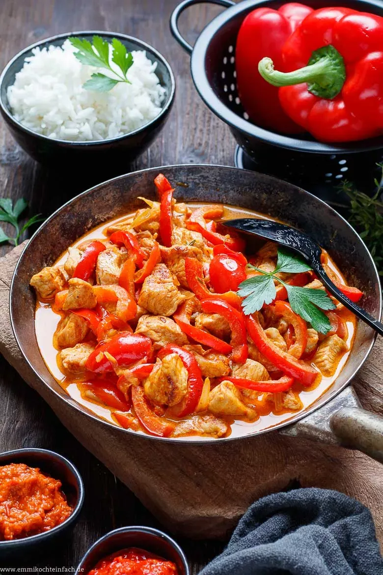 Putengeschnetzeltes in cremiger Paprika-Rahmsoße, fertig zum Servieren