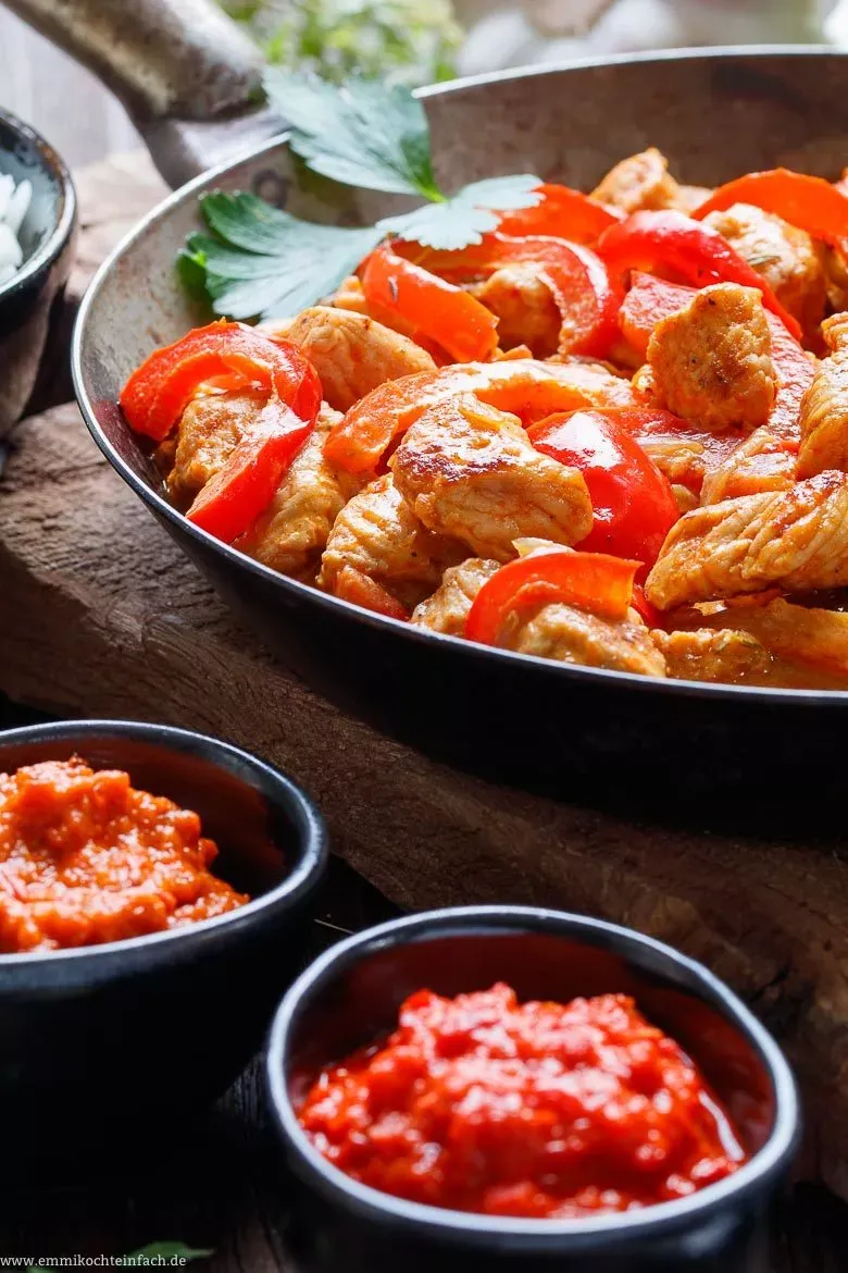 Putengeschnetzeltes mit Paprika Rahmsoße - Eine große Schüssel mit frisch zubereitetem Paprika Geschnetzeltes.