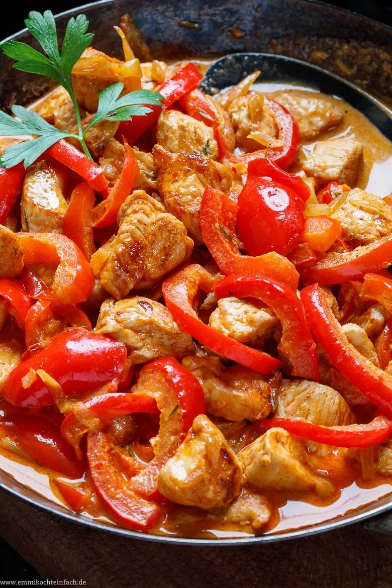 Putengeschnetzeltes mit Paprika Rahmsoße - Frische Zutaten für das Paprika Geschnetzelte: Putenfleisch, Paprika, Zwiebel, Knoblauch und Gewürze.