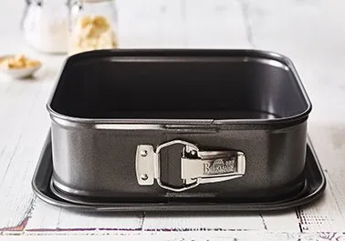 Quadratische Easy Baking Springform von Birkmann aus Karbonstahl mit Antihaftbeschichtung
