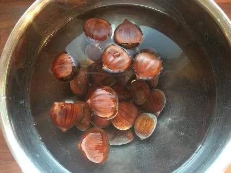 Qualitätsprüfung: Maroni beim Wassertest, schlechte Früchte schwimmen oben