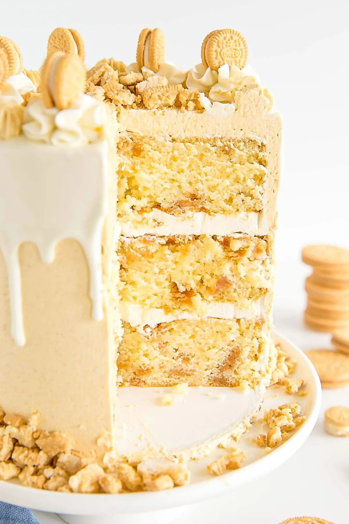 Querschnitt des Golden Oreo Kuchens, der die Kuchenschichten zeigt.