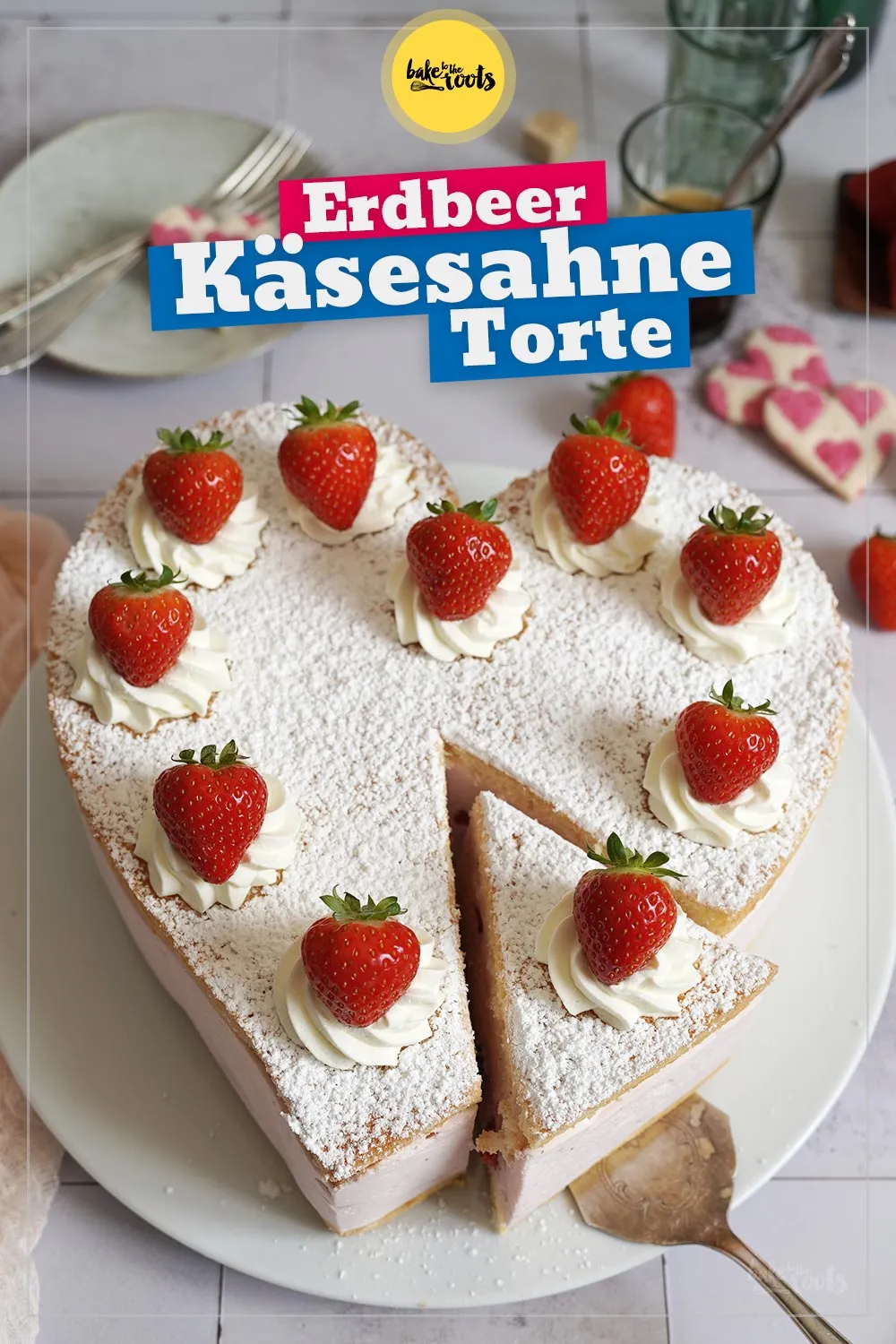 Querschnitt einer Erdbeer-Käsesahnetorte in Herzform, perfekt geschichtet