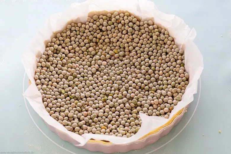 Quicheteig blindbacken mit getrockneten Hülsenfrüchten - www.emmikochteinfach.de