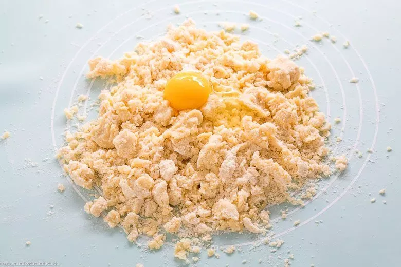 Quicheteig verkneten - einfach und schnell - www.emmikochteinfach.de