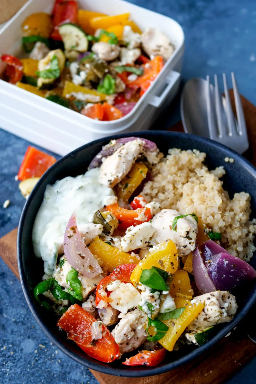 Quinoa-Bowl mit Hähnchen, Ofengemüse, Feta und Tzatziki, perfekt für die Familie