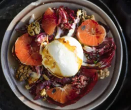 Radicchio-Salat mit Blutorangen, Burrata und Aceto Balsamico