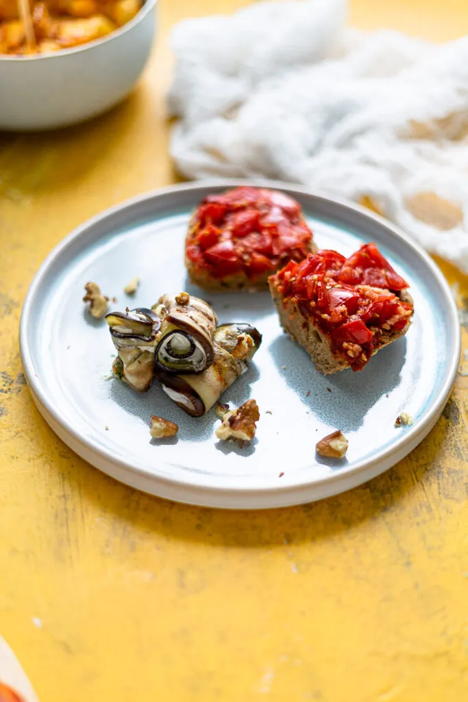 Raffinierte Auberginenröllchen gefüllt mit Ziegenfrischkäse und Walnüssen